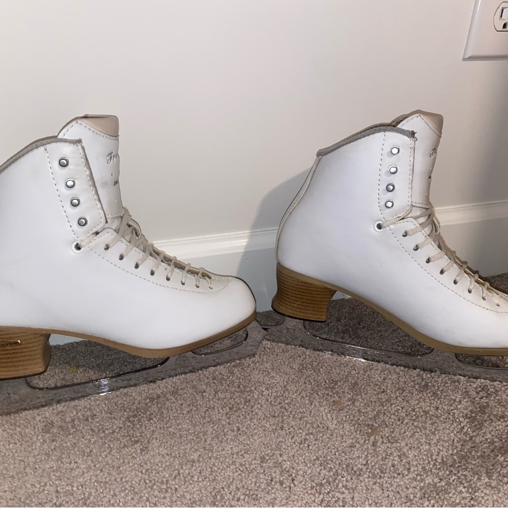 Jackson Freestyle size 8 figure skates WITH Coronation Ace blades